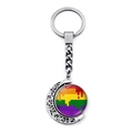 Detailansicht des beidseitig drehbaren Regenbogen-Mond-Metallschlüsselanhängers - Ink Drip Rainbow Pattern