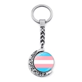 Drehbarer Mondsichel Schlüsselanhänger mit Transgender Flagge und silbernem Hohlmuster - Transgender Stolz-Flagge (Streifen)