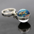 Gros plan détaillé d'un porte-clés en verre avec tortue de mer et scène de récif corallien - Tortue Marine Nageant (JY9608-7)