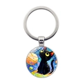 Dettaglio di un portachiavi rotondo in metallo con gatto nero e cupola in vetro cielo stellato - Stile Gatto Nero Carino Pianeta Nebulosa (JY9619-11)