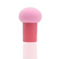 Éponge maquillage champignon rose avec manche rose foncé et reflet sur fond blanc - Emballage en vrac / Rose