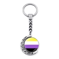 Drehbarer Schlüsselanhänger mit Non-Binary Flagge und silbernem Mond-Rahmen - Nicht-binäre Stolz-Flagge