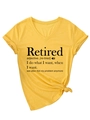 Détail d'un t-shirt jaune à col en V avec texte imprimé et noeud à l'ourlet - S / Jaune (Police Noire)