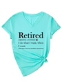 Détail du t-shirt turquoise à col en V avec ourlet noué et texte créatif imprimé Retired - S / Vert Clair (Police Noire)