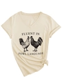 Detalle de camiseta beige con cuello en V, gráfico de gallo y estampado Fluent in Fowl - S / Arena (Estampado Negro)
