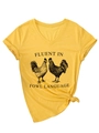 Detalle de camiseta amarillo mostaza con cuello en V, estampado de gallo y manga vuelta - S / Amarillo (Estampado Negro)