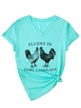 Detalle de camiseta verde menta con cuello en V e impreso de gallo Fluent In Fowl - S / Verde Menta (Impresión Negra)