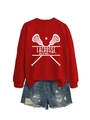 Detail eines roten Lacrosse Mom Sweatshirts mit Grafik und ausgefransten Jeans-Shorts Set - S / Rot (Weiße Schrift)