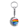 Regenbogenflagge Schlüsselanhänger mit silbernem Halbmond und drehbarem Glas Cabochon - Rainbow Flag in Sky