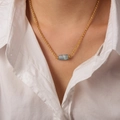 Collana in titanio placcato oro con pendente cilindrico in pietra naturale blu su modella - Stile Blu Chiaro (P1884-Collana Tonalità Oro-44+5cm)