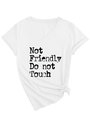 Λεπτομέρεια λευκού T-shirt με λαιμόκοψη V, μαύρο κείμενο και διακοσμητικό κόμπο - S / Στυλ με κόμπο στο στρίφωμα / Λευκό (Μαύρη Εκτύπωση)