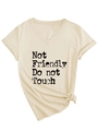 Λεπτομέρεια V-neck T-shirt με στάμπα 'Not Friendly' και σχέδιο με κόμπο στο πλάι - S / Στυλ με κόμπο στο στρίφωμα / Άμμος (Μαύρο Τύπωμα)