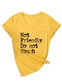 Λεπτομέρεια κίτρινο T-shirt με V λαιμόκοψη, σλόγκαν Not Friendly και κόμπο στο στρίφωμα - S / Στυλ με κόμπο στο στρίφωμα / Κίτρινο (Μαύρο Τύπωμα)