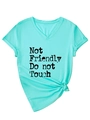 Λεπτομέρεια γαλάζιου T-shirt με λαιμόκοψη V, τύπωμα Not Friendly και κόμπο στο στρίφωμα - S / Στυλ με κόμπο στο στρίφωμα / Aqua Blue (Μαύρη εκτύπωση)