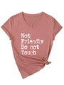 Détail du t-shirt mauve à col en V avec imprimé 'Not Friendly' et ourlet noué - S / Style à nœud à l'ourlet / Or Rose (Impression Blanche)