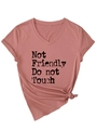 Détail du t-shirt col en V vieux rose avec slogan Not Friendly et nœud à l'ourlet - S / Style à nœud à l'ourlet / Or Rose (Impression Noire)