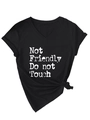 Détail du t-shirt noir col V avec ourlet noué et imprimé vintage Not Friendly - S / Style à nœud à l'ourlet / Noir (Impression Blanche)