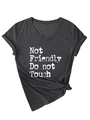 Détail d'un t-shirt gris col V avec imprimé Not Friendly et nœud décoratif latéral - S / Style à nœud à l'ourlet / Gris Chiné (Impression Blanche)