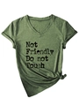 Détail d'un t-shirt col en V vert olive avec imprimé Not Friendly et ourlet noué - S / Style à nœud à l'ourlet / Vert Olive (Impression Noire)
