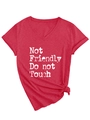 Détail du t-shirt rouge à col en V avec imprimé 'Not Friendly' et nœud latéral élégant - S / Style à nœud à l'ourlet / Rouge (Impression Blanche)