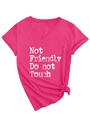 Détail d'un t-shirt rose à col en V avec imprimé Not Friendly et nœud latéral élégant - S / Style à nœud à l'ourlet / Rose Red (Impression Blanche)