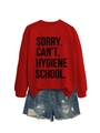 Rotes Sweatshirt mit Spruch und Jeansshorts in flacher Anordnung auf weißem Hintergrund - S / Rot (Schwarze Schrift)