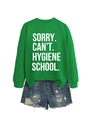 Detail eines grünen Sweatshirts mit SORRY CAN'T HYGIENE SCHOOL Aufdruck und Denim-Shorts - S / Grasgrünes Sweatshirt (Weiße Schrift)