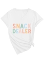 Nahaufnahme des Snack Dealer Vintage-Drucks auf weißem Baumwoll-T-Shirt mit V-Ausschnitt - S / Weiß