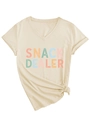 Detail eines beigen V-Ausschnitt T-Shirts mit Snack Dealer Aufdruck und modischem Knoten - S / Sandfarben