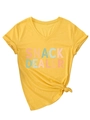 Detail eines gelben V-Ausschnitt T-Shirts mit SNACK DEALER Print und geknotetem Saum - S / Gelb