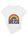 Dettaglio dello slogan Free Mom Hugs e stampa arcobaleno su t-shirt bianca scollo a V - S / Bianco (Grafica Nera)