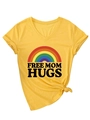 Dettaglio maglietta scollo a V con grafica arcobaleno e scritta Free Mom Hugs su giallo - S / Giallo (Grafica Nera)