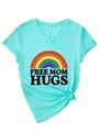 Dettaglio dello slogan Free Mom Hugs e stampa arcobaleno su maglietta azzurra scollo a V - S / Blu Acqua Profonda (Grafica Nera)