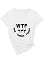 Detail eines weißen V-Ausschnitt-T-Shirts mit WTF Weinverkostung-Grafikdruck für Damen - S / Weiß