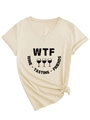 V-Ausschnitt Beige T-Shirt mit WTF Wine Tasting Friends Grafik und Knotendetail am Saum - S / Sandfarben