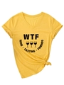 Detail eines gelben V-Ausschnitt T-Shirts mit schwarzem WTF Wine Tasting Friends Print - S / Gelb
