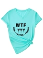 Detail eines minzgrünen V-Neck T-Shirts mit WTF-Aufdruck und modischem Knotendetail - S / Minzgrün