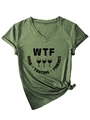 Détail d'un t-shirt vert col en V avec motif WTF wine tasting et nœud frontal élégant - Vert olive