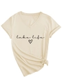 Detail van V-hals Lake Life hart print T-shirt met opgerolde mouwen en zijwaartse knoop - S / Zandkleur