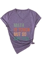 Détail du t-shirt violet à col en V avec slogan Math Is Tough et nœud décoratif - S / Violet