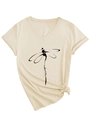 Dettaglio della t-shirt crema con scollo a V, grafica a libellula e nodo decorativo in vita - S / Sabbia (Grafica Nera)