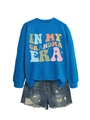 Detail von blauem Sweatshirt mit 'IN MY GRANDMA ERA' Aufdruck und Denim Shorts - S / Seeblau