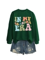 Detailansicht des gerippten Ausschnitts und des In My Grandma Era Aufdrucks auf dem Sweatshirt - S / Dunkelgrün