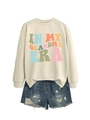 Flachbild von beige Sweatshirt mit In My Grandma Era Druck und Ripped Denim Shorts - S / Sandfarben