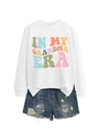 Detail der bunten Pop-Art 'In My Grandma Era' Aufschrift auf einem weißen Sweatshirt - S / Weiß