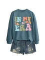 Dunkelblaues Sweatshirt mit 'IN MY GRANDMA ERA' Print und dazu passende Jeans-Shorts - S / Blau