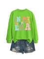 Detail von grünem In My Grandma Era Sweatshirt mit destroyed blauen Denim Shorts - S / Fluoreszierendes Grün