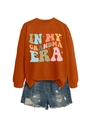 Flachbild von Karamell-Sweatshirt mit In My Grandma Era Aufdruck und zerrissenen Denim-Shorts - S / Gebranntes Orange