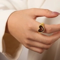 Minimalistischer goldener Herzring mit schwarzen Perlen am Zeigefinger der Frau - US 7 / Gold Schwarze Perle