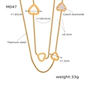 Vue détaillée du collier coeur en acier titane doré orné de diamants tchèques étincelants - Style de Cœur Creux Doré (M047)